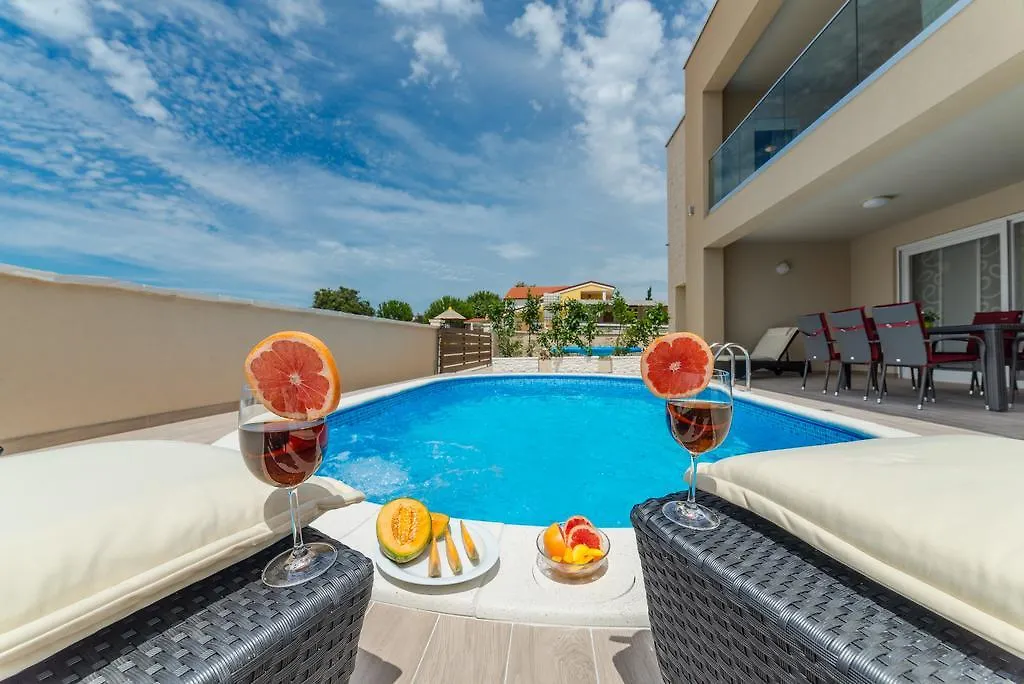 Villa Marlu 0*, Vir