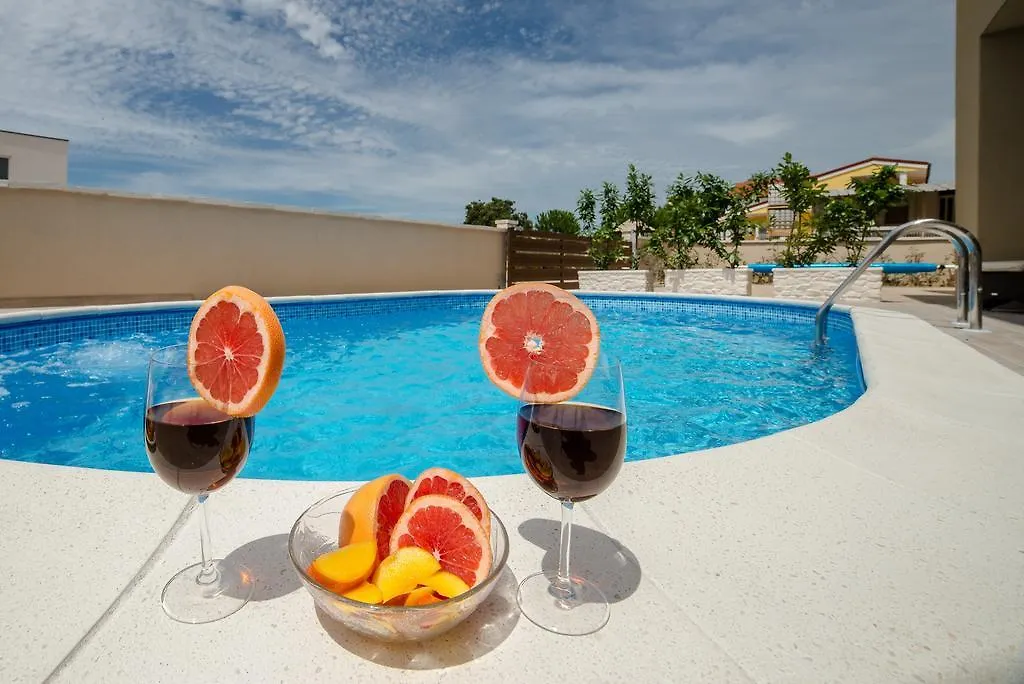 Villa Marlu 0*, Vir