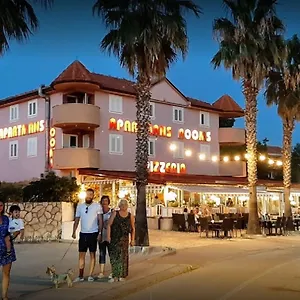 Apartman Monika, Vir